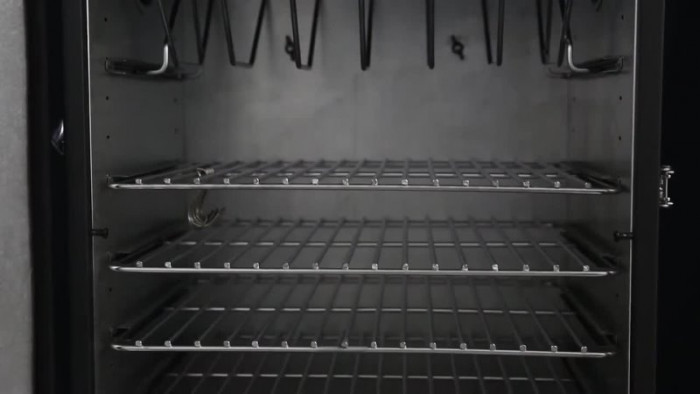 Угольная вертикальная коптильня Broil King-video